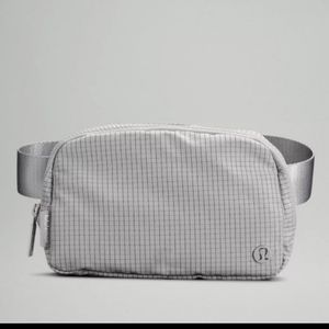 🆕️ LULULEMON EVERYWHERE BELT BAG (SEAL GREY/GRAPHITE GREY COLOR)